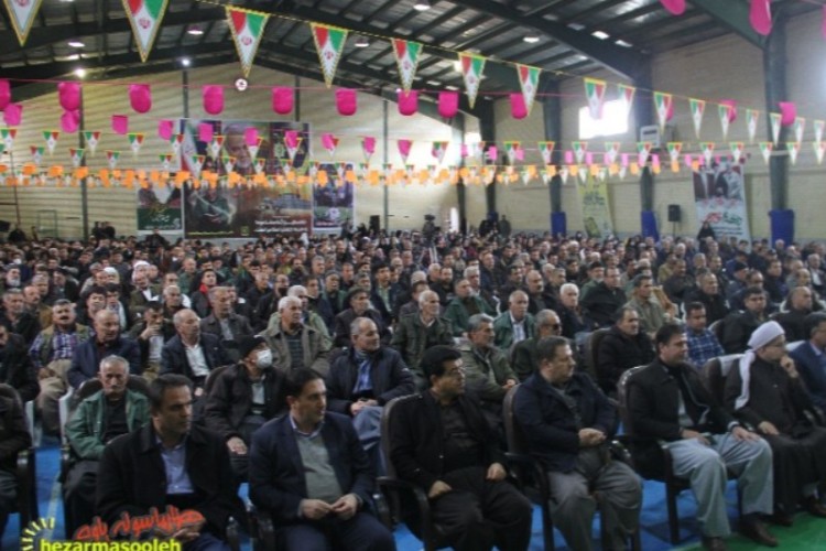 جشن مردمی انقلاب با حضور اقشار مختلف مردم در پاوه برگزار شد