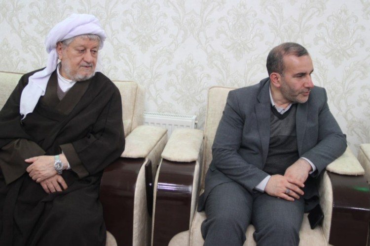 استاندار کرمانشاه با خانواده شهیدان رستمی دیدار کرد