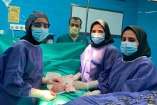 خارج کردن کیست تخمدان ۱۰ سانتی متری توسط تیم جراحی زنان و زایمان بیمارستان قدس پاوه