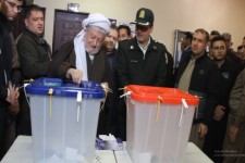 ماموستا قادري رأي خود را به صندوق انداخت