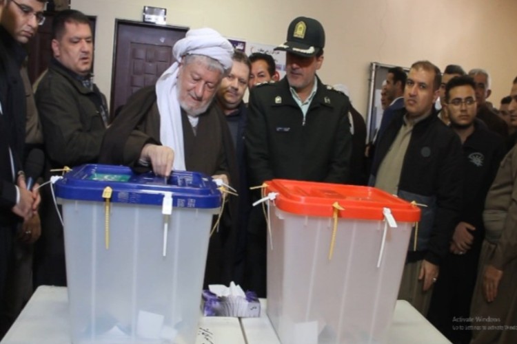 ماموستا قادري رأي خود را به صندوق انداخت