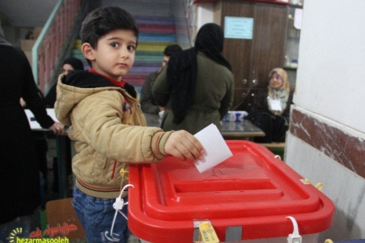 از حضور اقشار مختلف مردم شهرستان پاوه پای صندوق‌های رأی