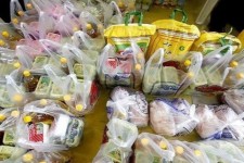 اهدای 50 بسته سبد عذایی توسط نماینده منتخب مردم به خانواده زندانیان نیازمند اورامانات