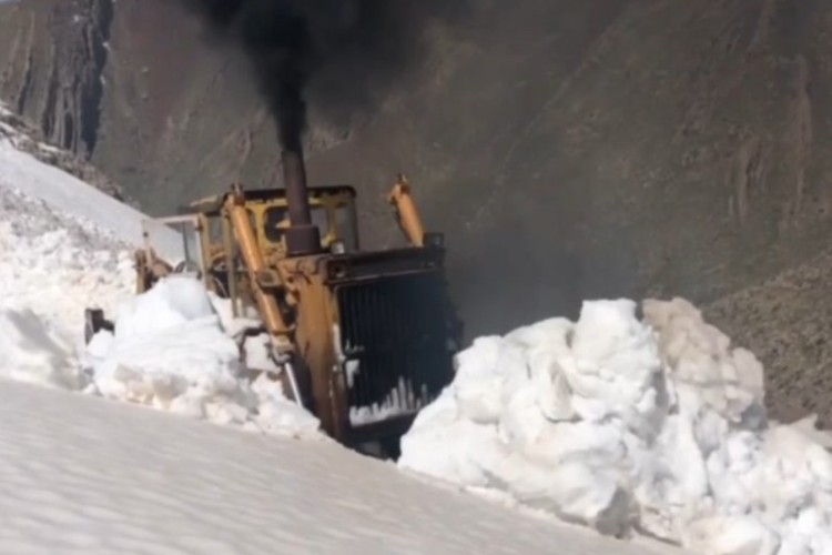 تداوم برف روبی در گردنه تته پاوه