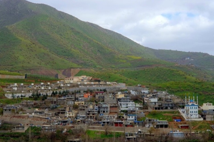 این نهر نیم متری آب مرز مشترک ایران و عراق است