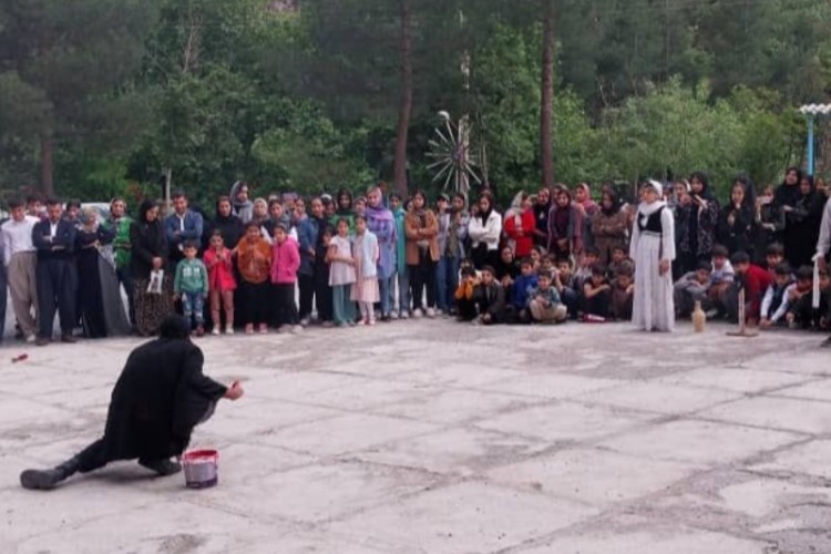 تئاتر جایی برای گل سرخ در باینگان اجرا شد