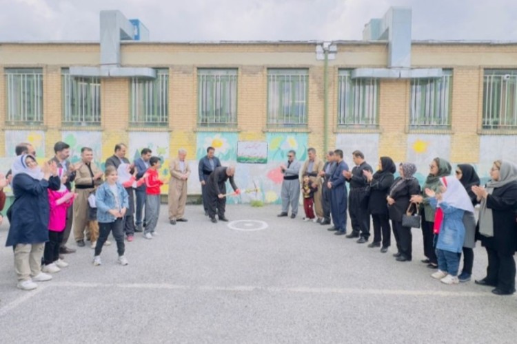 آئین کلنگ زنی زمین چمن مصنوعی مدرسه ی طلوع پاوه برگزار شد