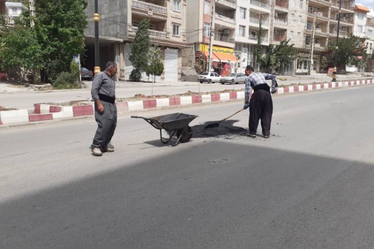 مرمت و لکه‌گیری آسفالت معابر سطح شهر در حال اجرا است