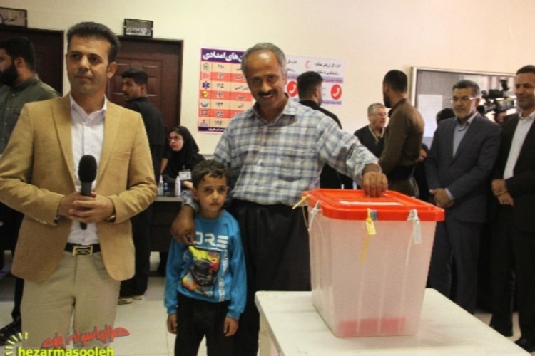 حضور پرشور مردم در ساعات اولیه اخذ رای در پاوه