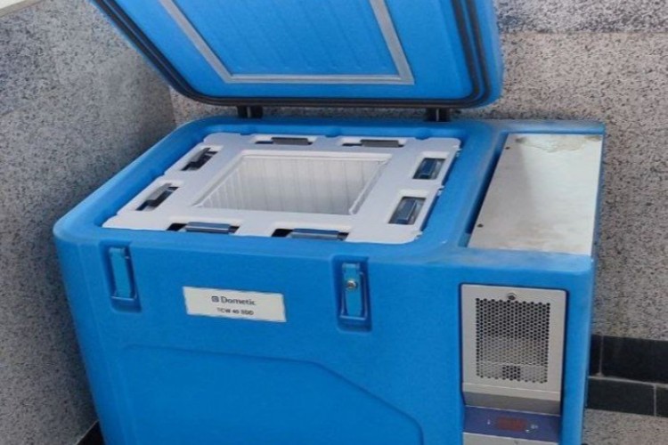 اهدای یک دستگاه یخچال حمل و نگهداری بسته های خونی به بیمارستان قدس پاوه