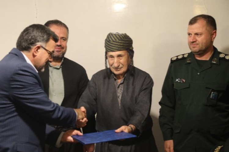 جمعی از مسئولین شهرستان پاوه با خانواده شهدا دیدار کردند