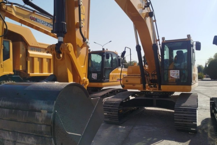 تجهیز ناوگان نقلیه شهرداری پاوه به یک دستگاه بیل مکانیکی چرخ زنجیری