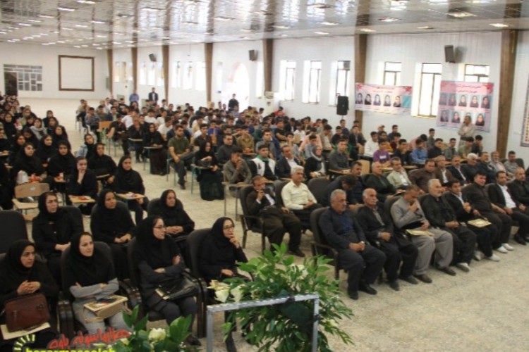 از رتبه های برتر کنکور امسال تجلیل به عمل آمد+تصاویر