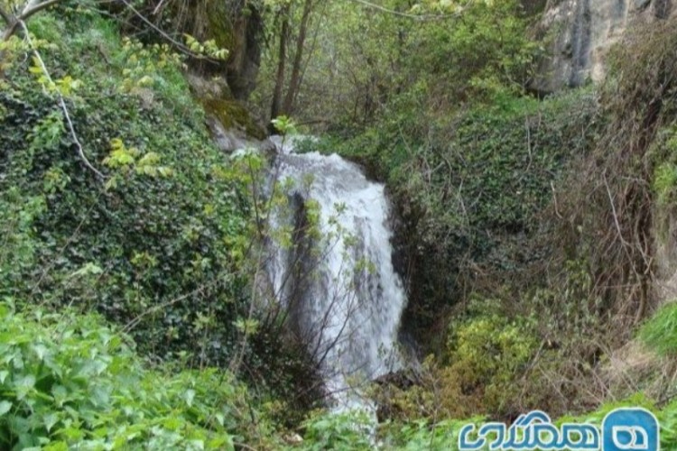 آبشار دشه یکی از جاذبه های طبیعی پاوه به شمار می رود