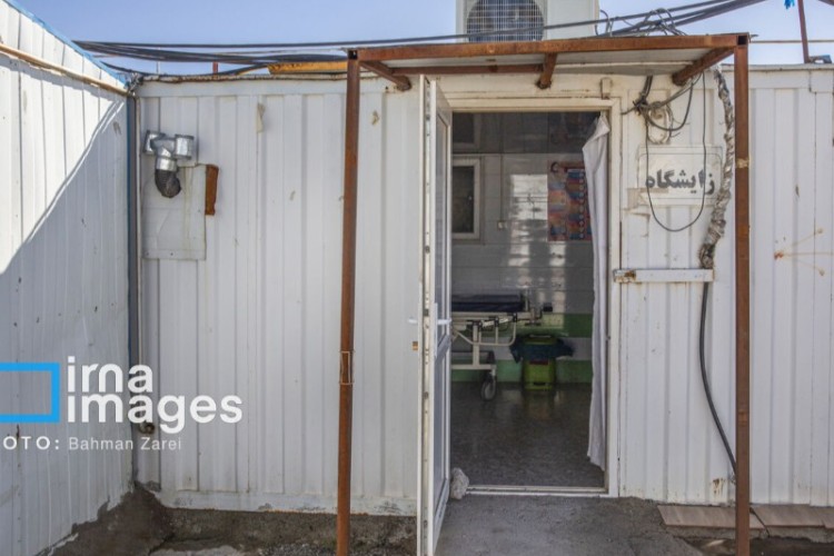 مهجور و محروم، روایت زلزله‌زدگان ثلاث‌باباجانی با زایشگاهی در یک کانکس کوچک