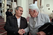 دیدار دانش‌آموز و معلم ابتدایی در پاوه پس از ۶۵ سال