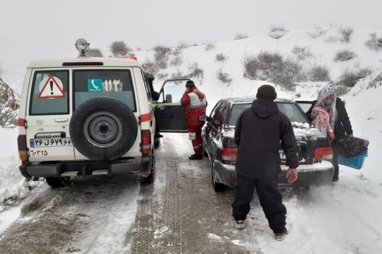 نجات کودک ۲۱ ماهه توسط هلال احمر پاوه