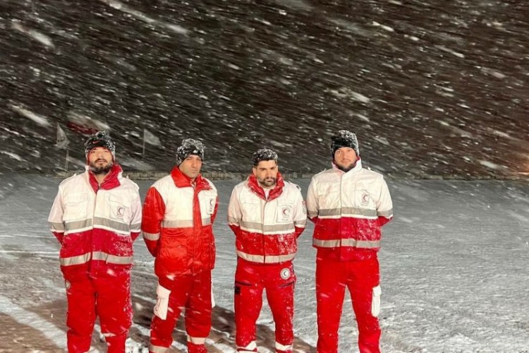 بارش برف راهداران و عوامل امدادی پاوه را به حالت آماده باش درآورد