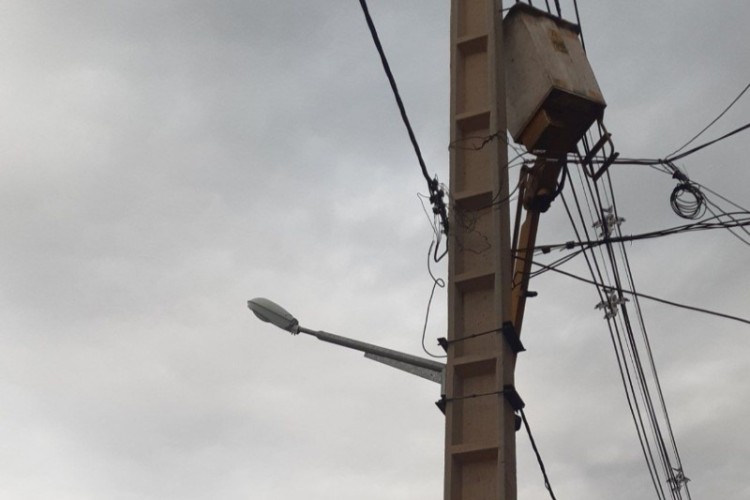 تا دقایقی دیگر برق ورودی دوریسان وصل می شود