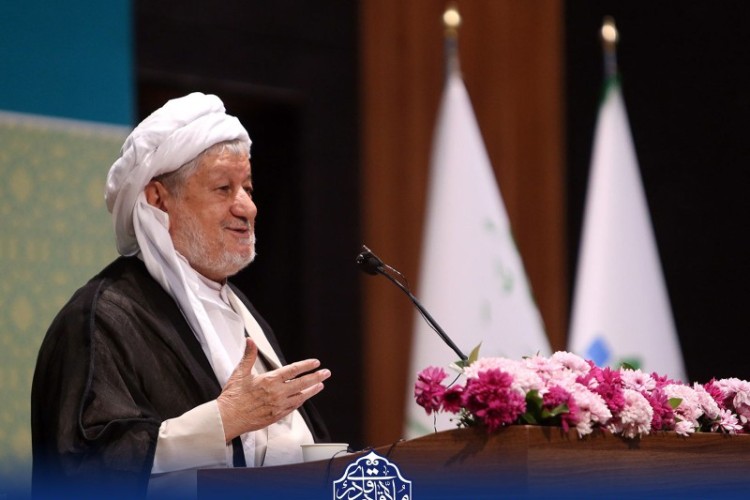 امام جمعه پاوه : همه مشکلات ما به آمریکا و تحریم برنمی‌گردد / با اقداماتی مدبرانه و شجاعانه ۵۰ تا ۶۰ درصد مشکلات قابل‌حل است