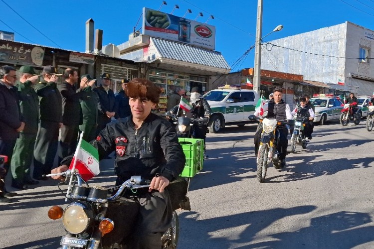 رژه خودرویی و موتوری بمناسبت آغاز دهه فجر در پاوه برگزار شد