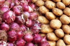 کشف حدود ۲۰۰۰ تن سیب زمینی و پیاز احتکاری در روانسر