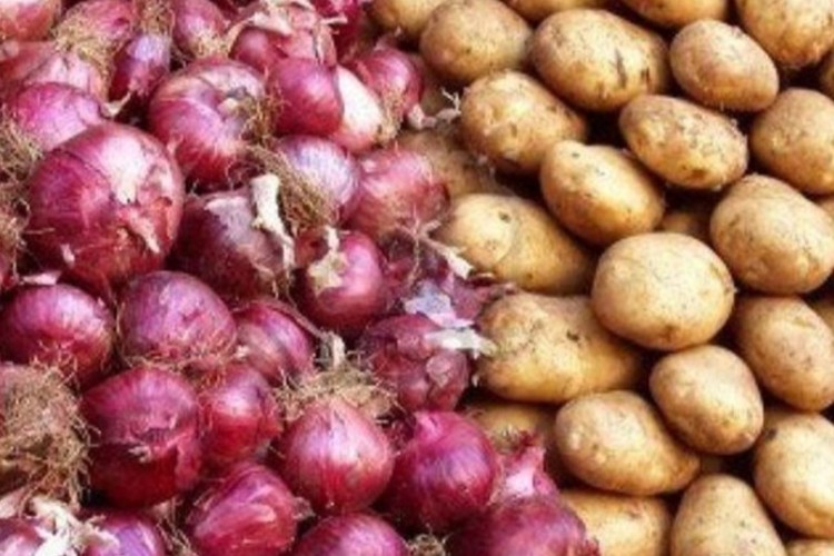 کشف حدود ۲۰۰۰ تن سیب زمینی و پیاز احتکاری در روانسر