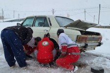 امدادرسانی هلال احمر پاوه به خودروهای گرفتار در برف