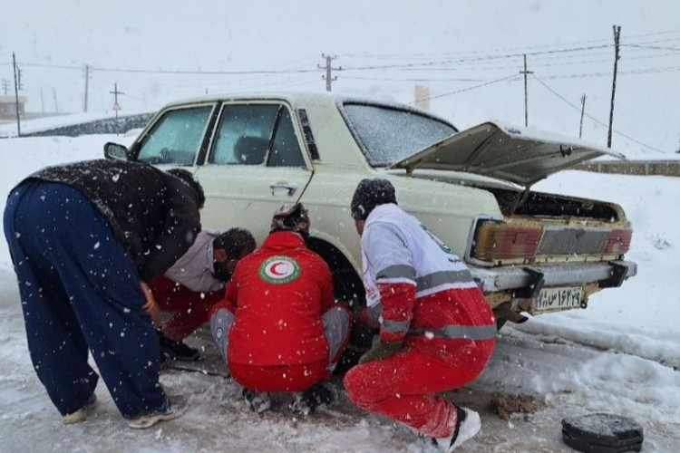 امدادرسانی هلال احمر پاوه به خودروهای گرفتار در برف