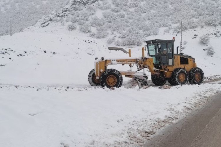 بارش 35 سانتیمتری برف در سه راهی ملندو