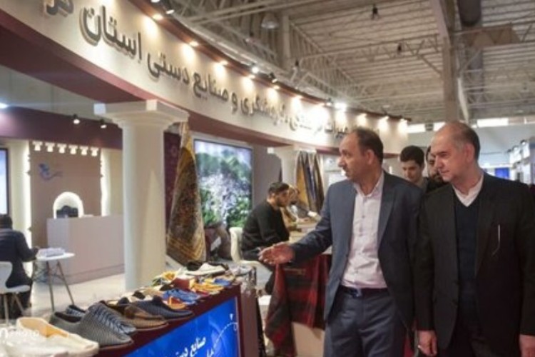 بازدید دبیر اول فراکسیون گردشگری مجلس از غرفه کرمانشاه در نمایشگاه گردشگری تهران