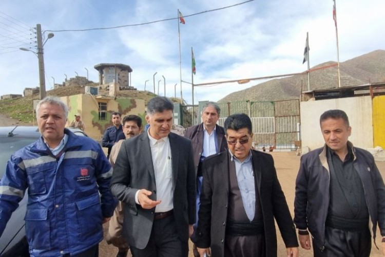 بازدید فرماندار پاوه از سایت تردد مسافر و بازارچه شوشمی/نبود زیرساخت مهمترین مشکل مرز است