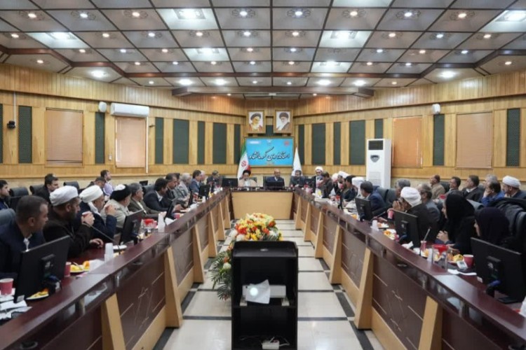 یک نشست و یک غایب بزرگ