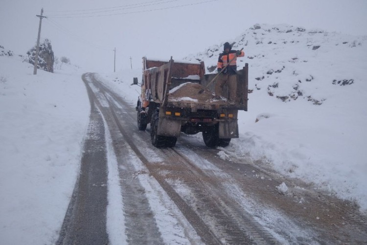 بارش ۶۰ سانتیمتری برف در سه راهی ملندو