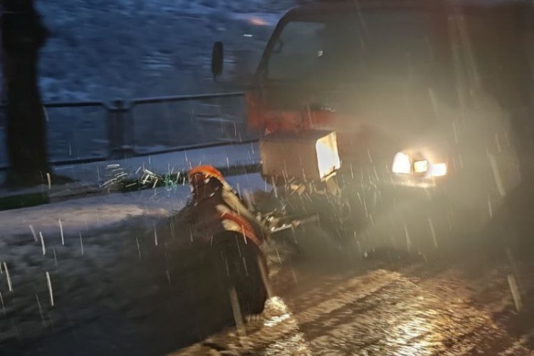 اجرای عملیات برف روبی در معابر شهر نودشه