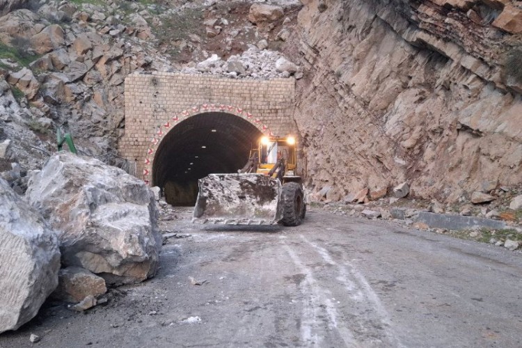 ریزش کوه در محور پاوه به نودشه/مسیر پس از ۲ ساعت بازگشایی شد