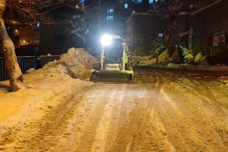 شهروندان جوان نودشه با خودروهای کمک دار خود به یاری شهرداری آمدند