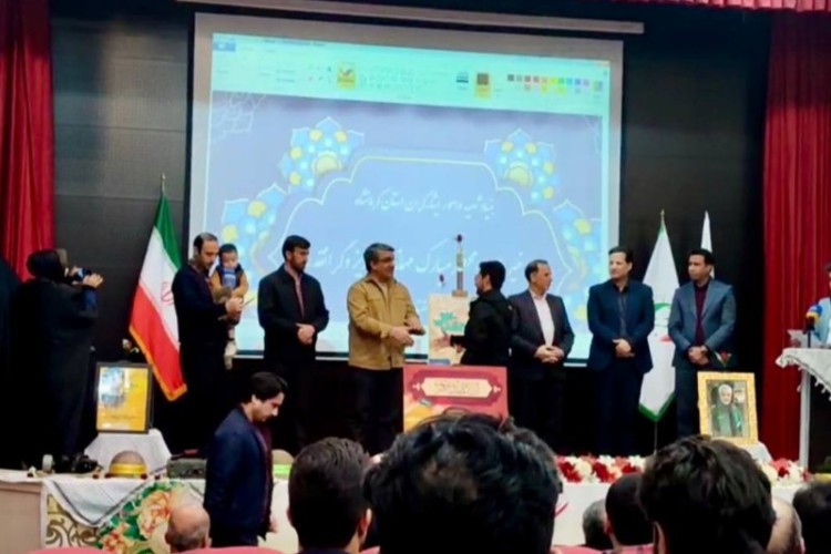 تجلیل از سینا ولدبیگی در سومین همایش تجلیل از هنرمندان حوزه شاهد استان