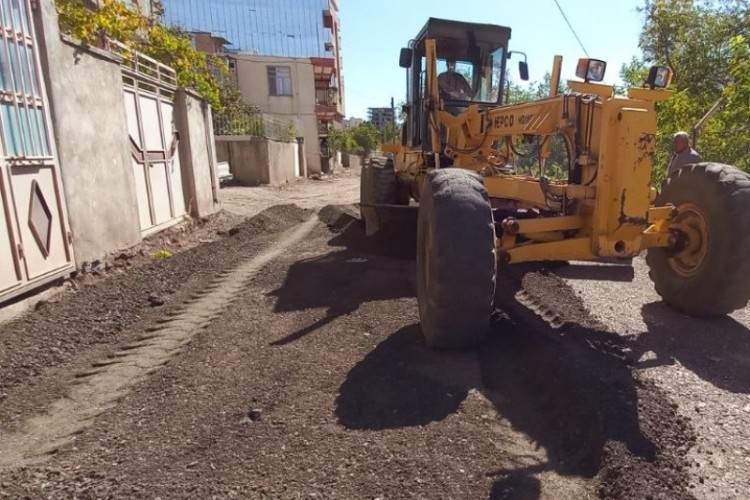 تداوم عملیات اجرائی ساماندهی خیابان کلیان توسط شهرداری پاوه/ شروع زیرسازی و آماده‌سازی آن جهت آسفالت