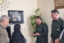 دیدار فرمانده ناحیه مقاومت بسیج پاوه و رئیس بنیاد شهید از خانواده‌های معظم شهدا