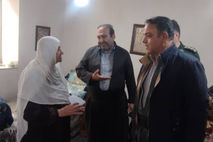 دیدار و سرکشی از خانواده معظم شهدا به مناسبت هفته مبارک بسیج به همت اداره ثبت اسناد و املاک شهرستان پاوه