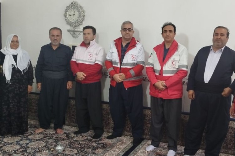 دیدار و سرکشی جمعیت هلال‌احمر پاوه از خانواده‌های معظم شهدا