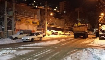 برف‌روبی و نمک‌پاشی معابر سطح شهر به صورت مستمر