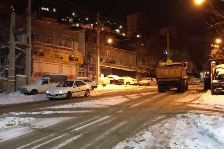 برف‌روبی و نمک‌پاشی معابر سطح شهر به صورت مستمر