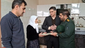از دو خانواده معظم شهدا در پاوه تجلیل به عمل آمد