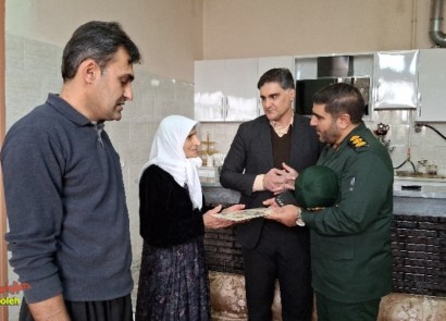 از دو خانواده معظم شهدا در پاوه تجلیل به عمل آمد