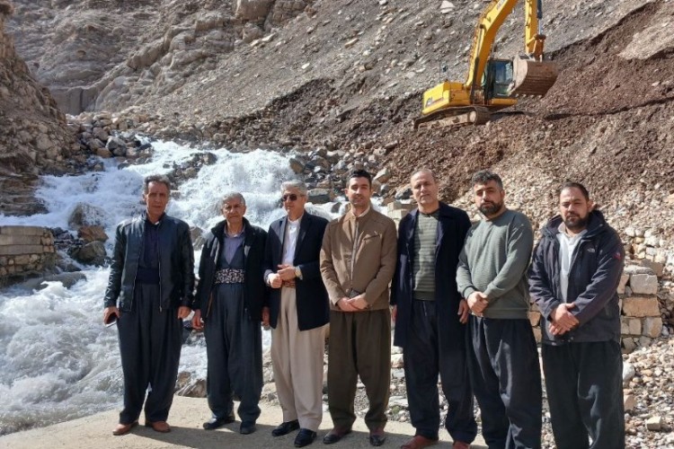 آغاز عملیات لایروبی و ساماندهی چشمه سفیدآب با پیگیری بخشدار باینگان