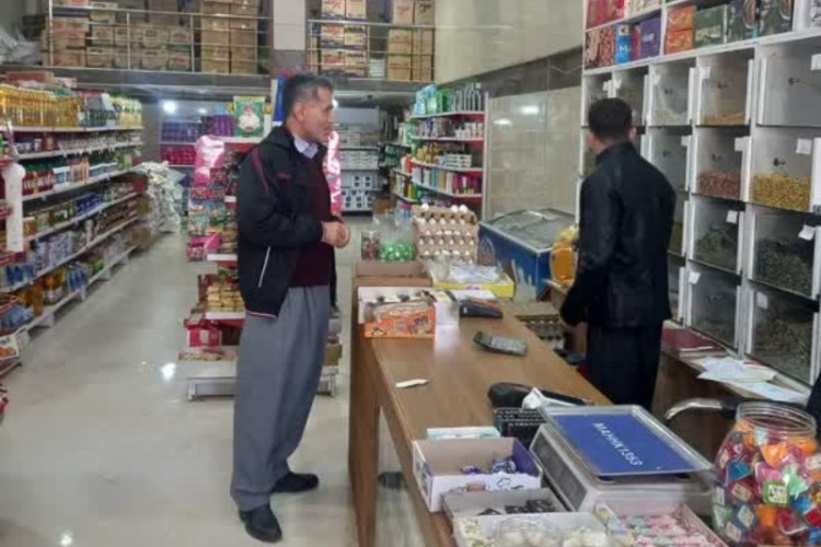 نظارت امروز صبح رییس اداره صمت برفعالیت واحدهای صنفی فروشگاه‌های درمعیت بازرسین اداره صمت واتاق اصناف....