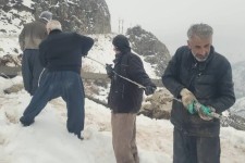 *روایتی متفاوت از تلاش نیروهای مردمی در کمک به اداره برق/ وقتی شانه‌ های غیرت، تکیه‌گاه سیم‌بانان شد