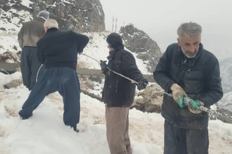 *روایتی متفاوت از تلاش نیروهای مردمی در کمک به اداره برق/ وقتی شانه‌ های غیرت، تکیه‌گاه سیم‌بانان شد